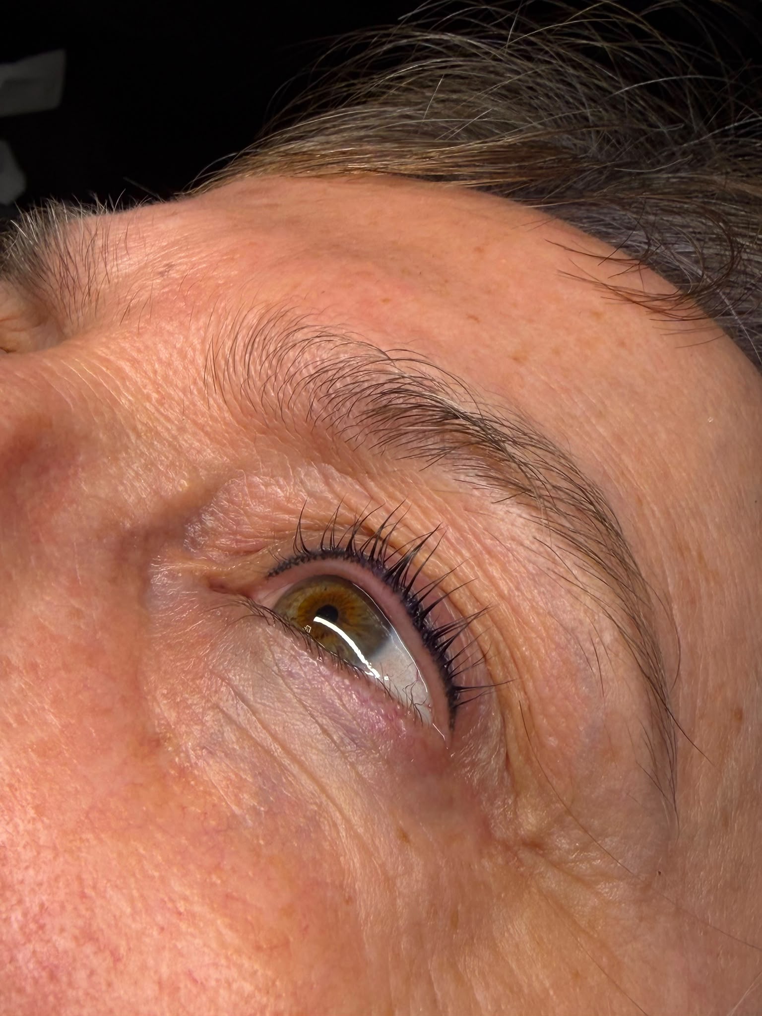 Echtes Kundinnenergebnis einer fein pigmentierten Wimpernkranzverdichtung im PMU Studio Natascha Hermann